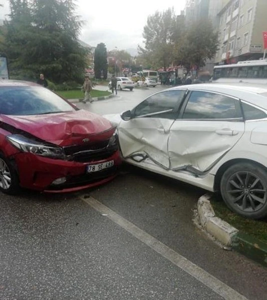 Karabük’te kavşakta iki otomobil çarpıştı: 1 yaralı
