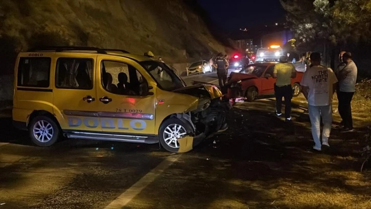 Karabük’te otomobil ile ticari taksi kafa kafaya çarpıştı: 3 yaralı
