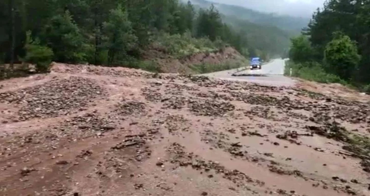 Karabük’te sağanak ve dolu sonrası yol ulaşıma kapandı
