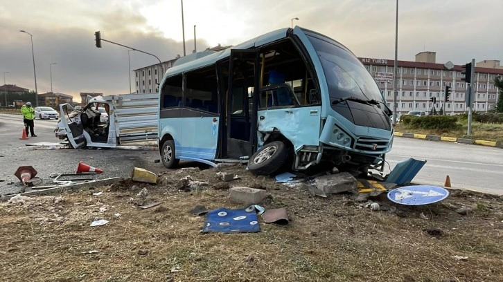 Karabük'te feci kaza: Kamyonet ile minibüsün çarpıştı, 11 kişi yaralandı!