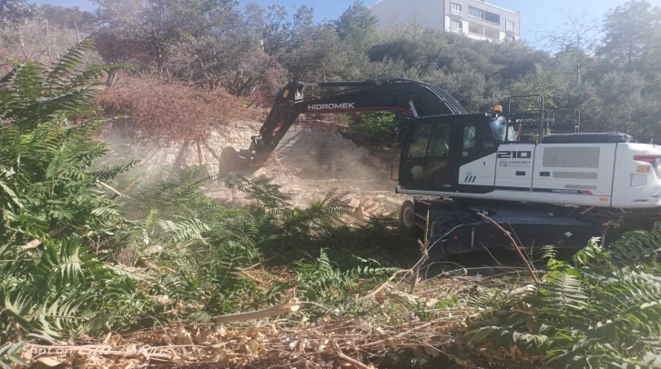 Karacabey’de metruk binaların yıkımı sürüyor
