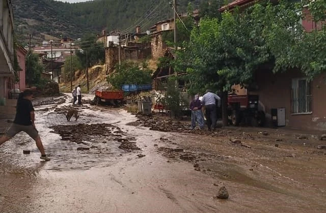 Karacasu’yu sel vurdu, ekipler teyakkuza geçti
