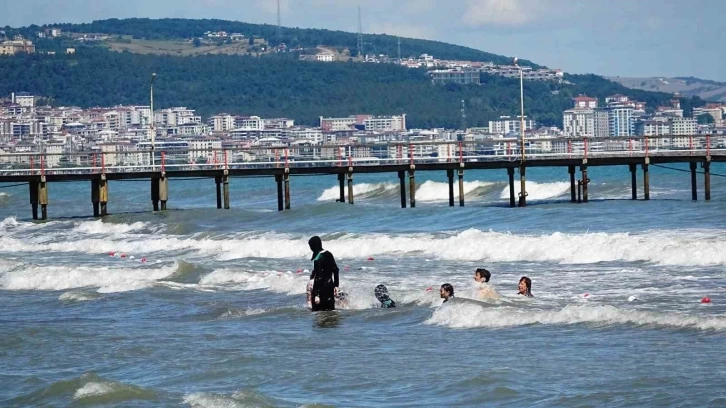 Karadeniz’de 4 kişi boğulma tehlikesi geçirdi
