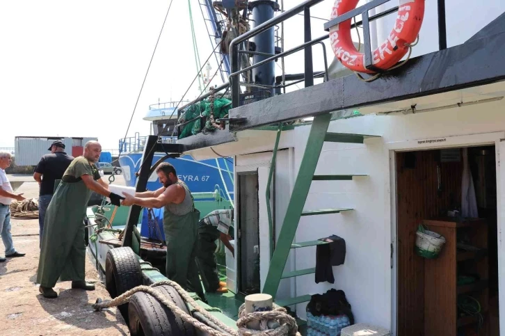 Karadeniz’de tekneler kasa kasa balıkla döndü
