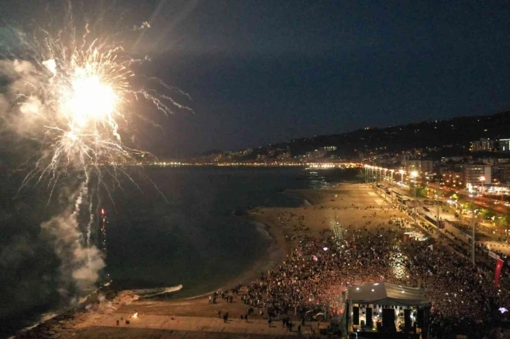 Karadeniz’in en büyük plajlarından biri Giresun’da hizmete açıldı
