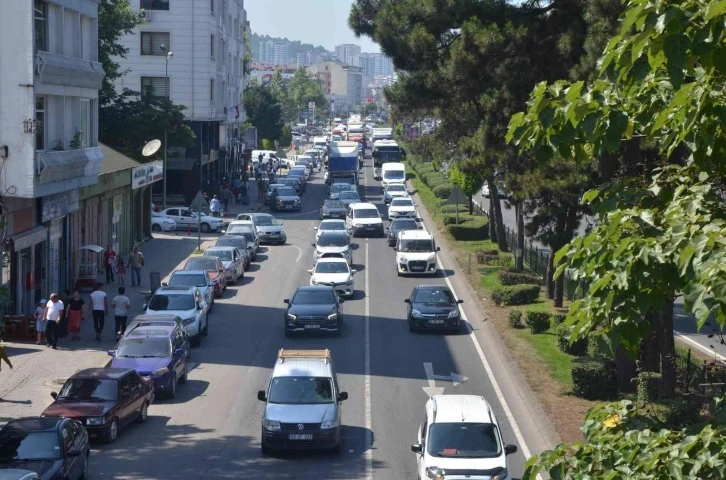 Karadeniz Sahil Yolu’nda bayram yoğunluğu
