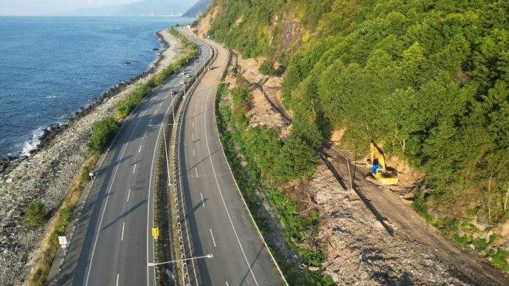 Karadeniz Sahil Yolu’nun kenarı çöp dağına döndü
