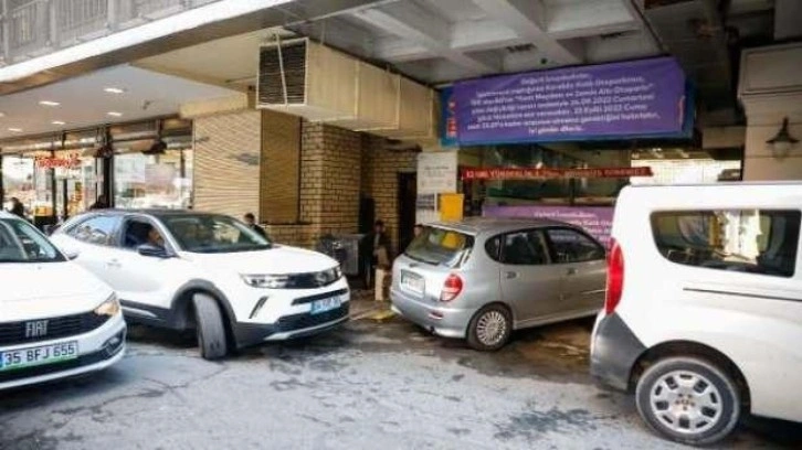 Karaköy'deki otopark kapatıldı, habersiz olanlar park yeri aradı