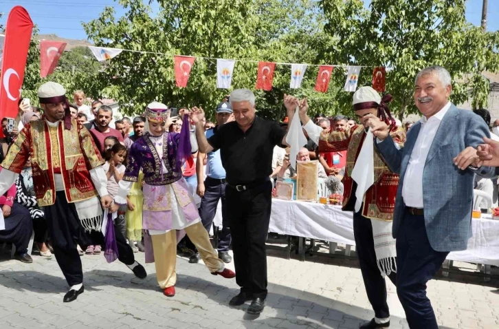 Karalar açılış yaptı, yurt ve arıtma müjdesi verdi
