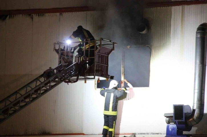 Karaman’da bisküvi fabrikasında yangın çıktı, 10 işçi dumandan etkilendi
