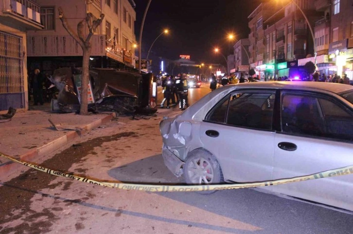 Karaman’da Otomobil Kaza Yaptı: 2 Kişi Yaralı