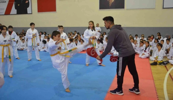 Karaman’da tekvando kuşak sınavı yapıldı
