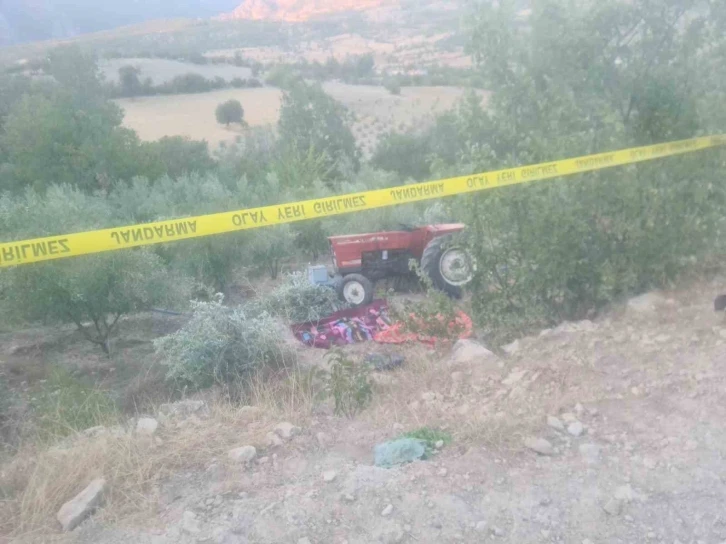 Karaman’da traktör bahçeye devrildi: 2 ölü, 1 yaralı
