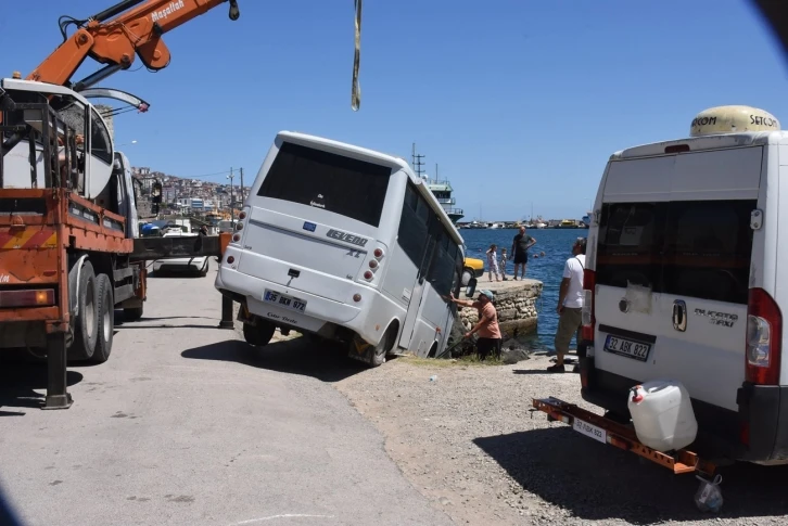 Karavanını park ederken kayalıklara düşürdü
