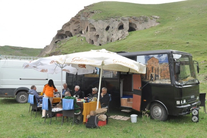 Karavanıyla hem turistleri gezdiriyor hem de yemek servisi hizmeti veriyor