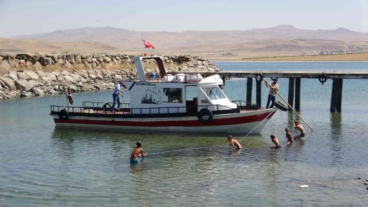 Karaya oturan teknenin yardımına çocuklar koştu
