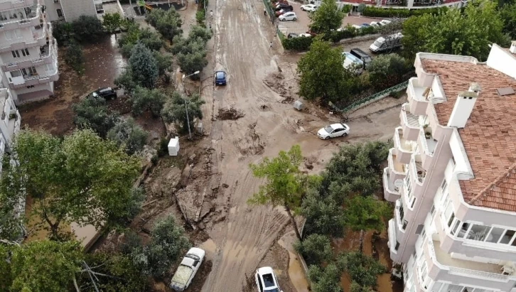 Karayla denizin birleştiği Mudanya’da temizlik çalışmaları sabaha kadar sürecek
