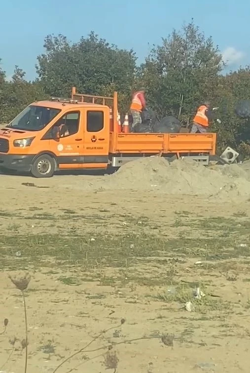 Karayolları Genel Müdürlüğüne bağlı ekipler torbalar dolusu çöpü ormana attı
