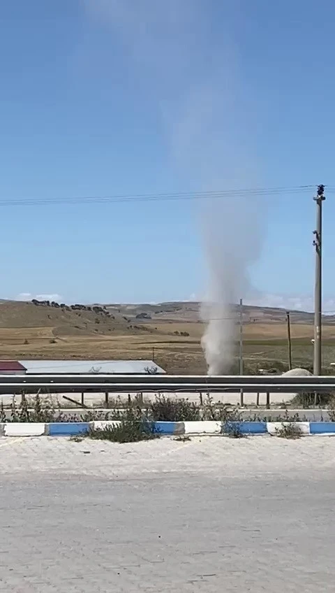 Karayolunda çıkan hortum kameraya böyle yansıdı
