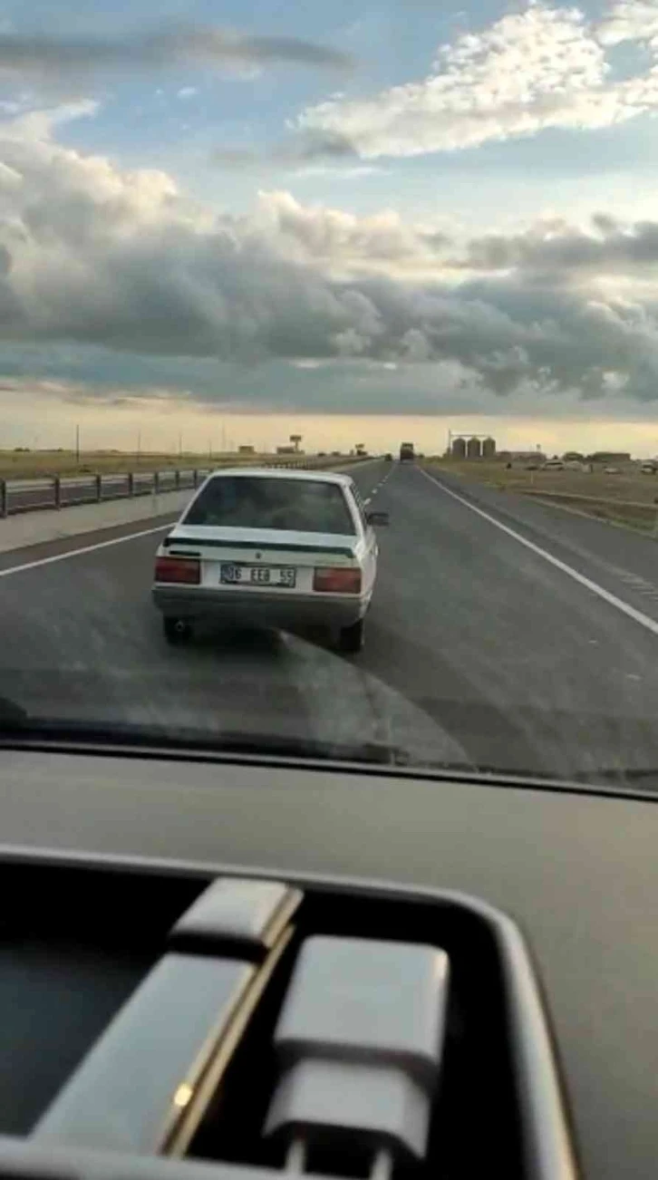 Karayolunda tehlike saçan sürücü böyle görüntülendi
