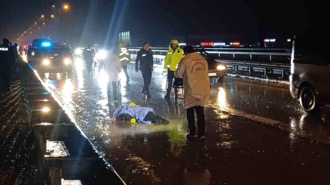 Karayolunda yolcu minibüsünün çarptığı yaya hayatını kaybetti
