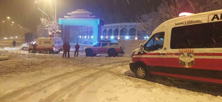 Karda mahsur kalan vatandaşlar tahliye ediliyor
