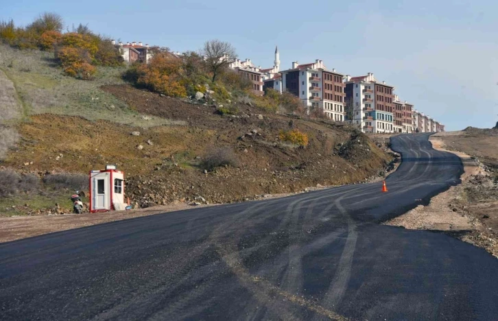 Karesi Belediyesi yeni TOKİ yolunu asfaltladı
