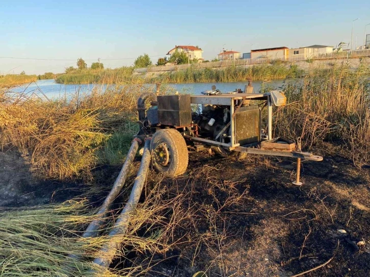 Kargılık alanda çıkan yangında vinç ve tarım aletleri yandı
