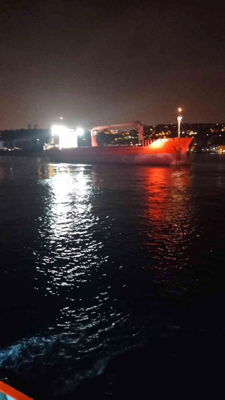 Kargo gemisi demir attı, İstanbul Boğazı gemi trafiğine kapatıldı
