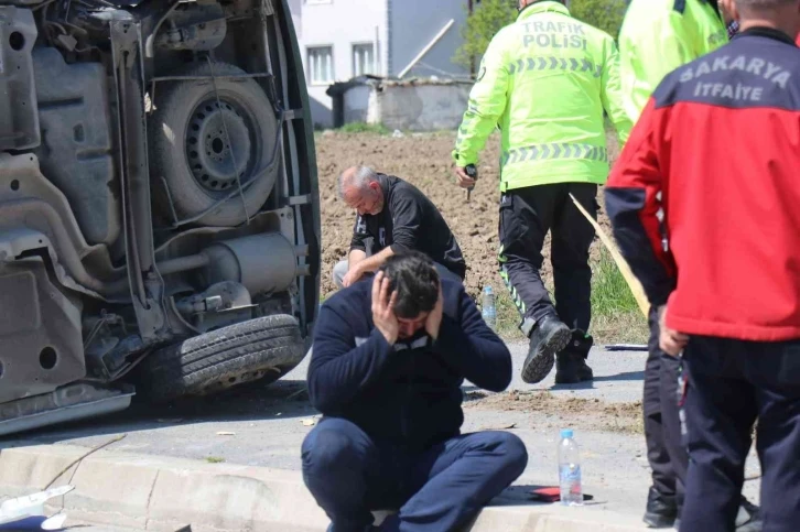 Kargo şirketi kamyonu ile çarpışan hafif ticari araç devrildi: 2 yaralı
