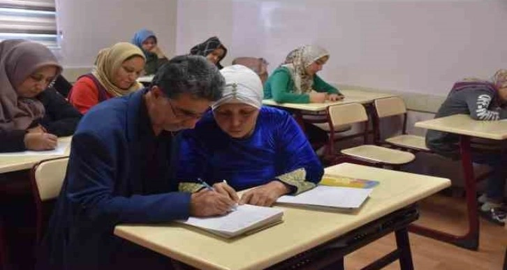 Karı-koca Şahinbey tesislerinde beraber okuma yazma öğreniyor