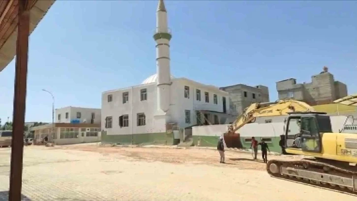 Karkamış’ta ağır hasar alan cami yıkıldı
