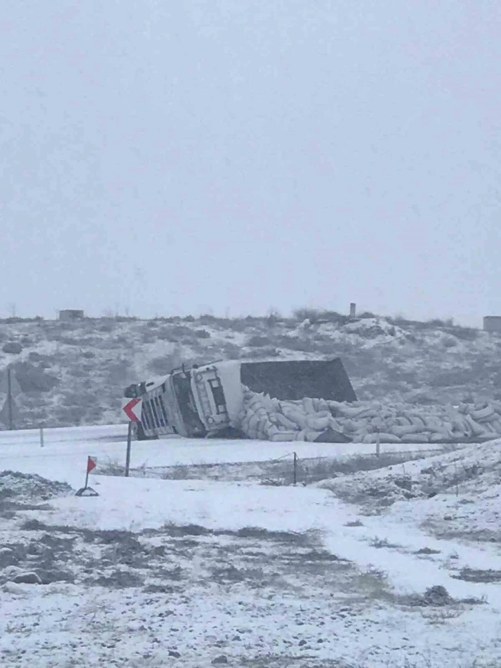 Karlı yolda devrilen tır, yolu trafiğe kapattı
