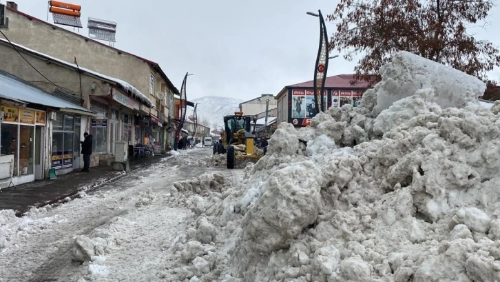 Karlıova’da günde 40 kamyon kar ilçe dışına atılıyor
