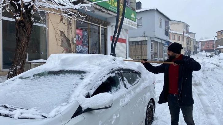 Karlıova’da kar çilesi devam ediyor
