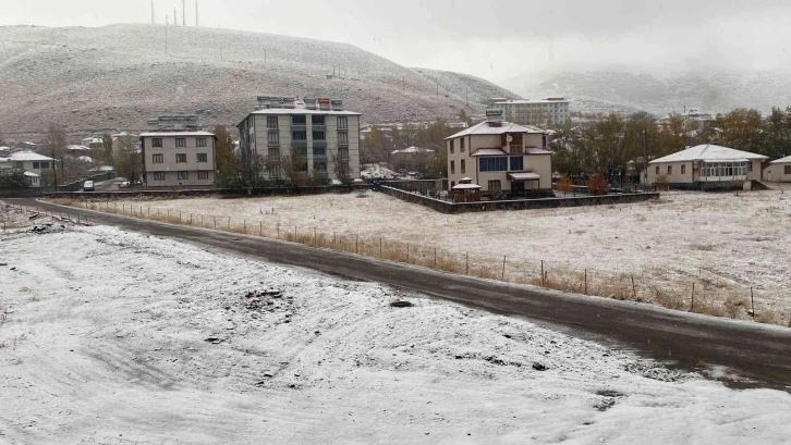 Karlıova’ya mevsimin ilk karı düştü
