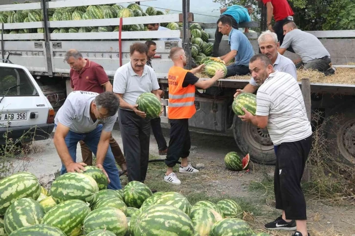 “Karpuz tarlada kalmasın” kampanyası kırsal mahallelerle büyüyor
