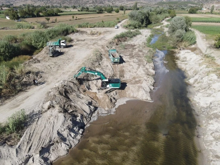 Karpuzlu’da yatak temizleme çalışmaları yapıldı
