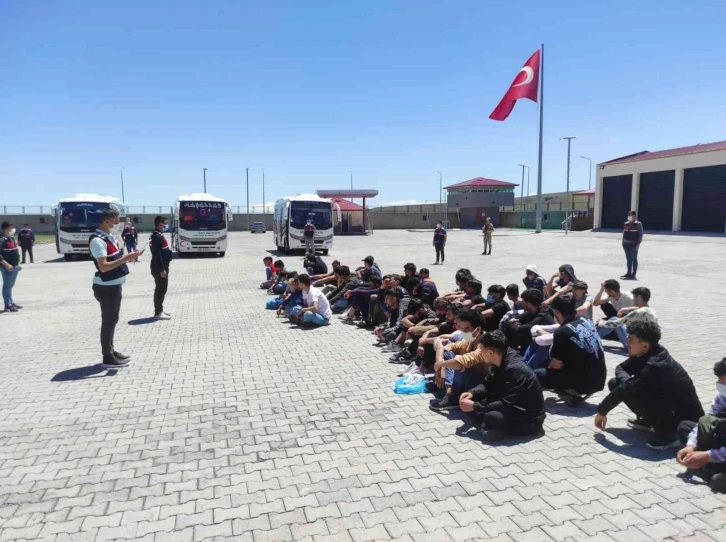 Kars’a getirilen düzensiz göçmenlerin işlemleri tamamlandı
