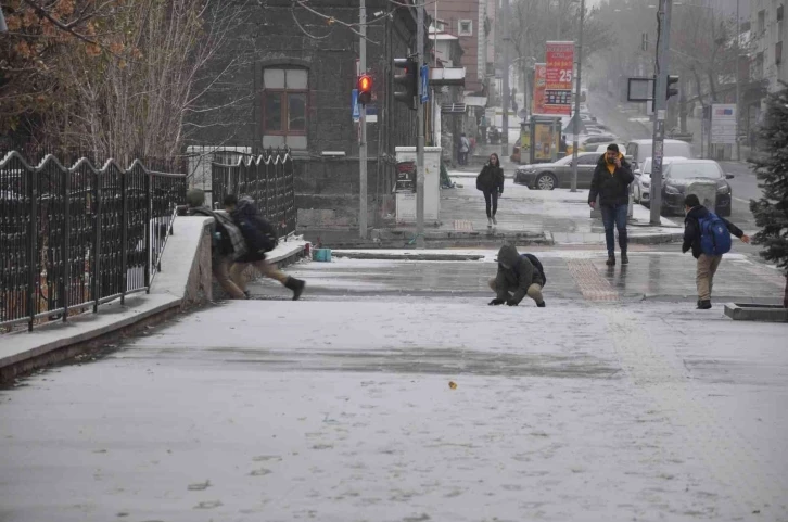 Kars’a mevsimin ilk karı yağdı
