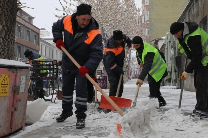 Kars Belediyesi’nden buz mesaisi
