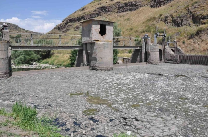 Kars Çayı’na bırakılan atıklar barajda toplandı
