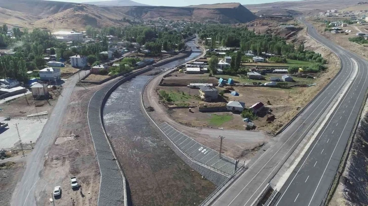 Kars Digor İlçe Merkezi Ana Deresi Islah Çalışmaları tamamlanmak üzere
