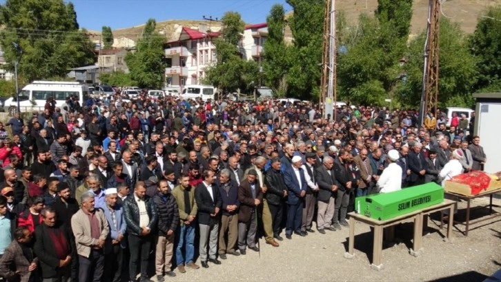 Kars Sarıkamış'ta otomobille tır çarpışmıştı. Hayatını kaybeden 4 kişi toprağa verildi