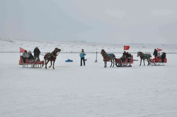 Kars’ta buz üstünde atlı kızakla gezdiler, soğuğa aldırış etmeden horon teptiler
