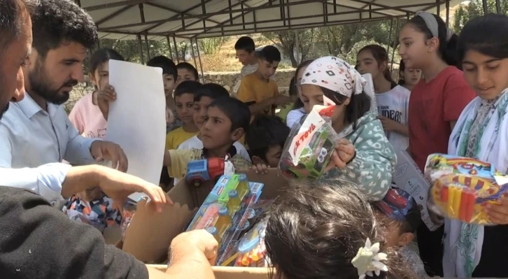 Kars’ta dağıttıkları oyuncaklarla çocukları sevindiriyorlar
