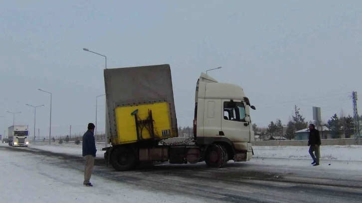 Kars’ta kayan tır refüje çıktı, tırlar yollarda kaldı
