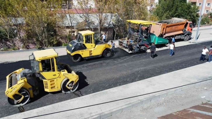 Kars’ta mahalleler asfalt yollara kavuştu
