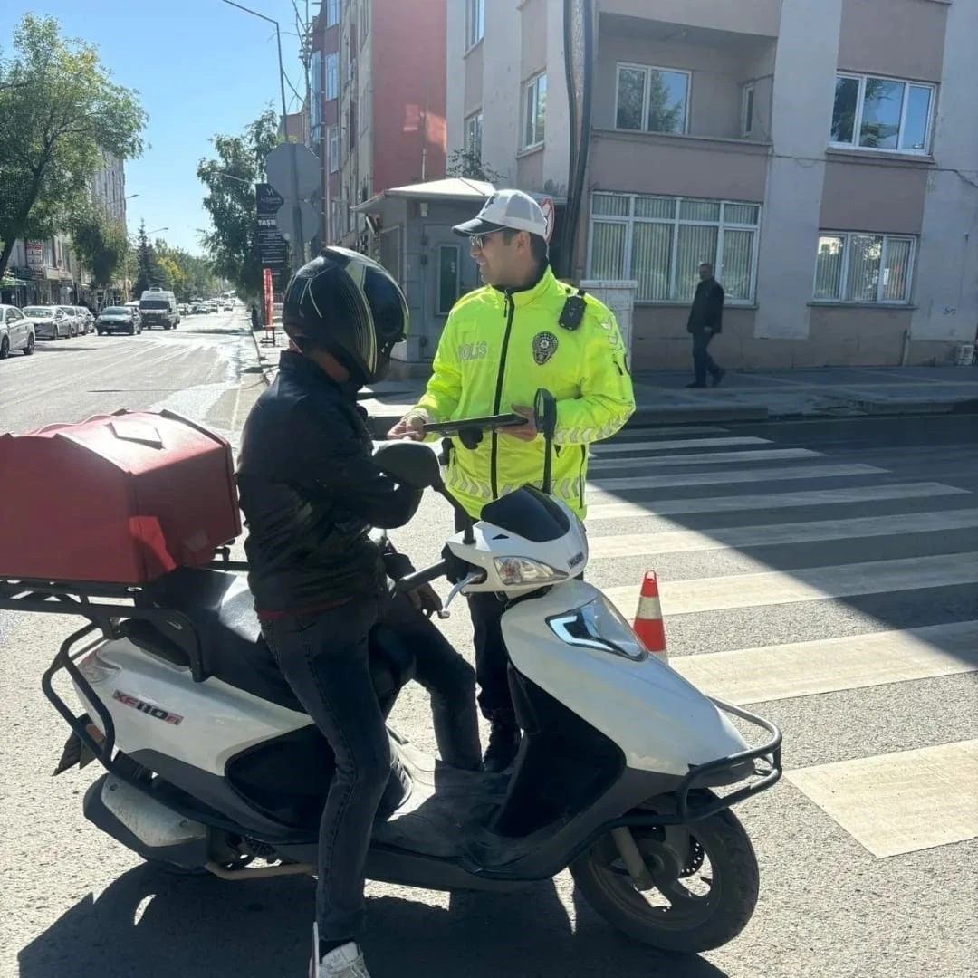 Kars’ta motosiklet kuryeler denetlendi
