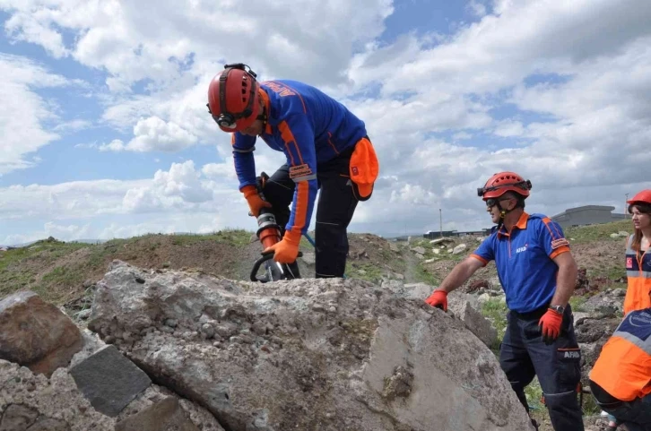 Kars’ta nefesleri kesen deprem tatbikatı
